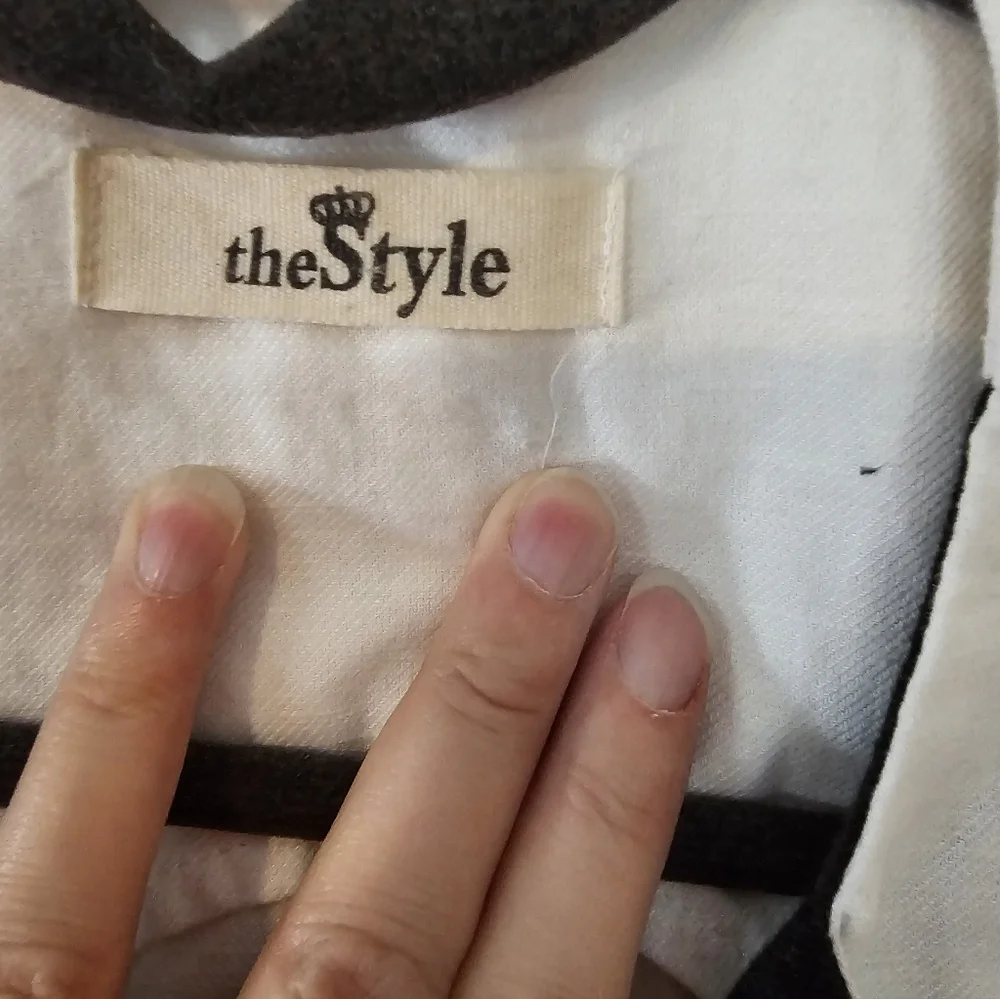 The Style White and Black Lace Vest - Picture 3 of 8